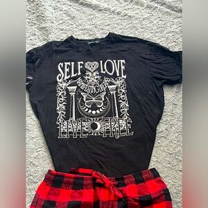 Woman’s shirt 👚 size medium